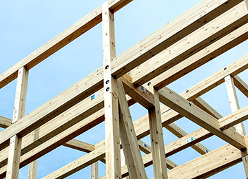 木造住宅の強度の安定には欠かせない「集成材」を柱と梁に使用し、「SE金物」と呼ばれる独自開発の金属で接合した次世代の構造体です。